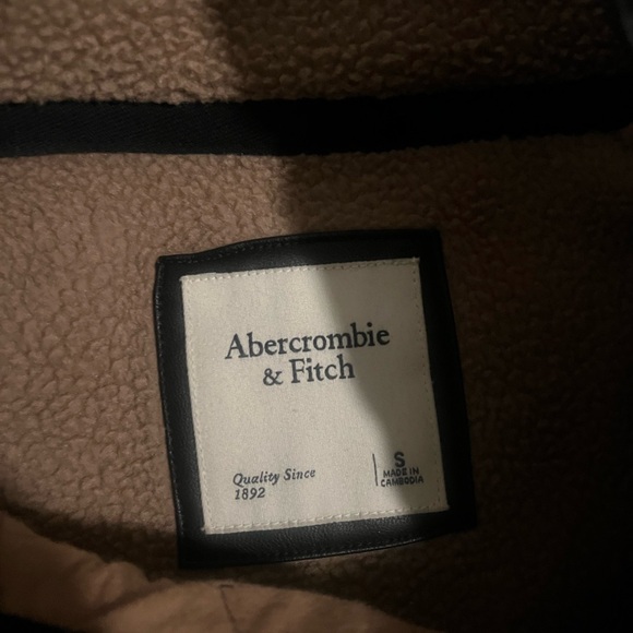 Abercrombie Taupe Fleece Pullover with Quilted Black Yoke - Picture 3 of 4